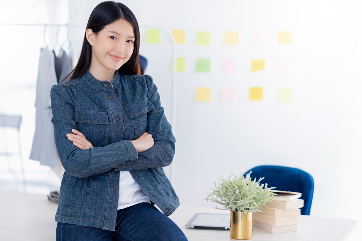 A PEO professional explaining comprehensive employee benefits to a business owner in Singapore.