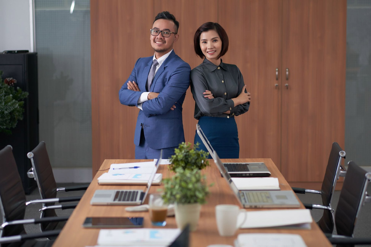 Nominee Director Singapore: Roles & Requirements Business owner meeting a corporate services adviser on Singapore nominee director requirements