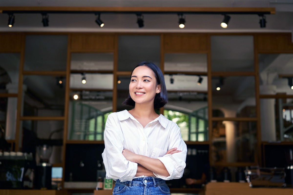 Absentee Payroll Funding Singapore: A Guide for SMEs Small business owner calculating payroll management costs during staff training